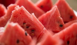 幼恩家吃瓜,共享欢乐滋味